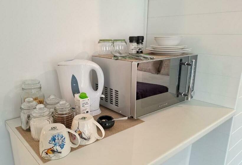 اتاق لوکس خانوادگی, Absolute Bosch Guest House