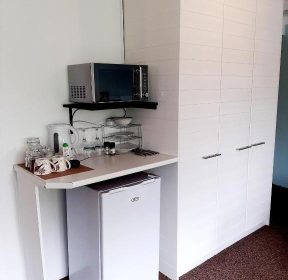 اتاق لوکس خانوادگی, Absolute Bosch Guest House