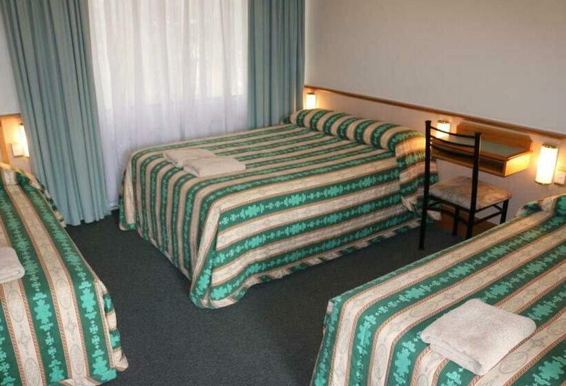 Семейный Номер, The Hermitage Motel
