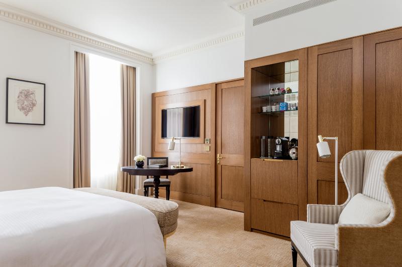 חדר דחוקס עם מיטת קינג, Four Seasons Hotel London At Tower Bridge