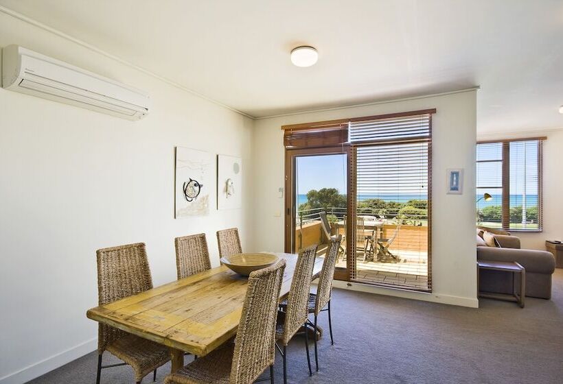 Апартаменты 3 Спальни Вид на Море, Lornebeach Apartments
