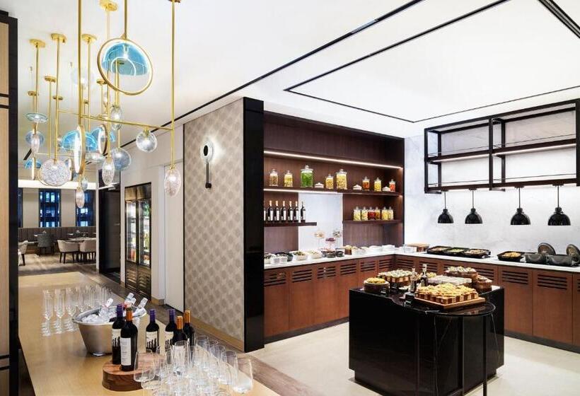 Club Room King Bed, Le Méridien Seoul Myeongdong