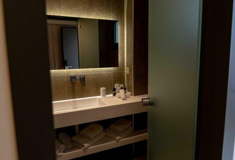 Номер Superior, Mirror