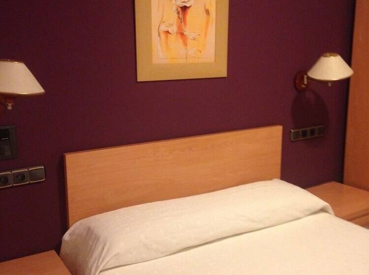 Номер Стандарт, Hostal Meseguer