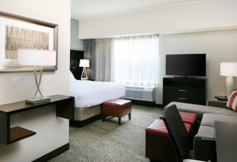 带大床的套房, Staybridge Suites Des Moines Downtown, An Ihg