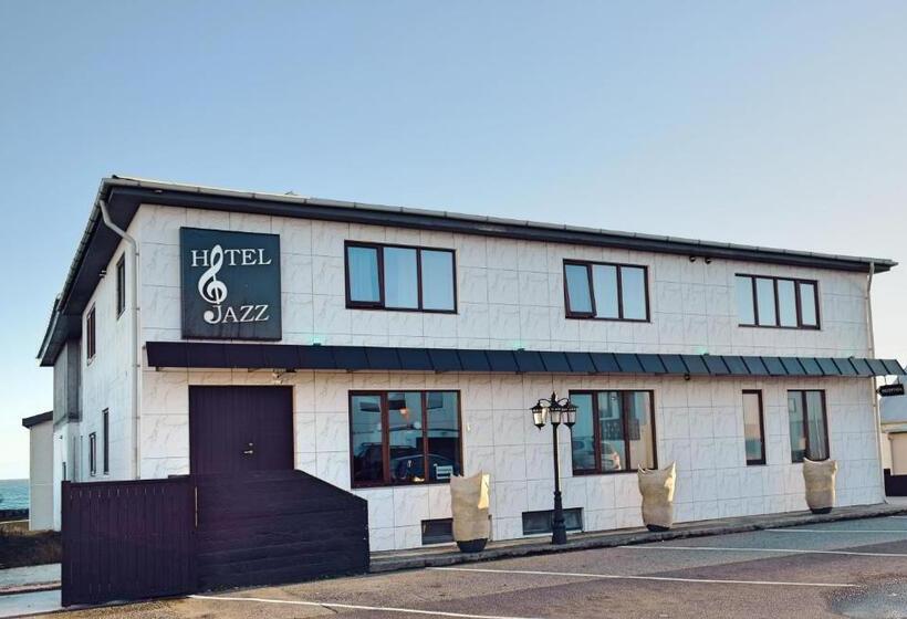 اتاق استاندارد سه نفره, Jazz   By Keflavik Airport   Reykjavik   Iceland
