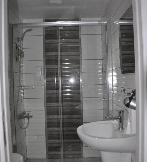 اتاق استاندارد سه نفره, Kar