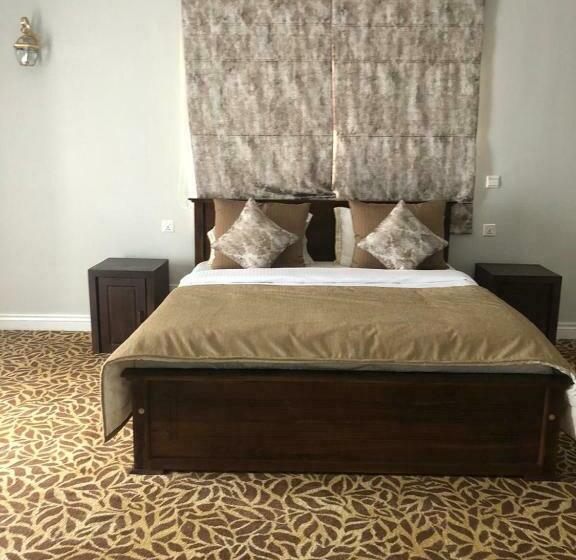 StandaardKamer, Little England By Celeste
