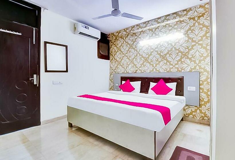 Quarto Deluxe, Near Hauz Khas Fort