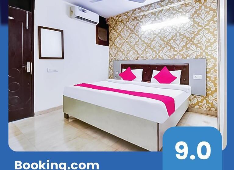 Quarto Deluxe, Near Hauz Khas Fort
