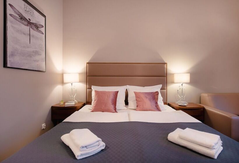 اتاق لوکس چهار تخته, Aparthotel Old Town