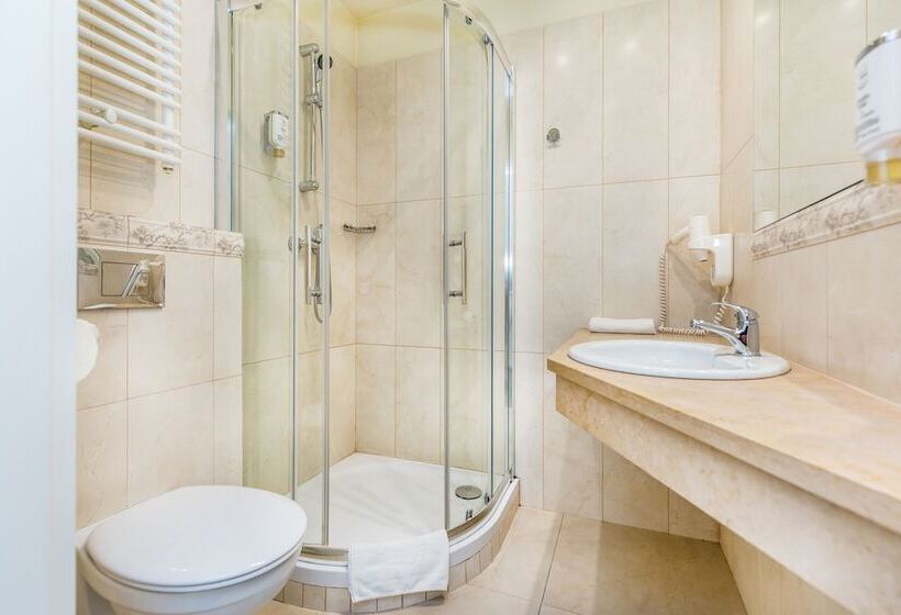 اتاق لوکس چهار تخته, Aparthotel Old Town