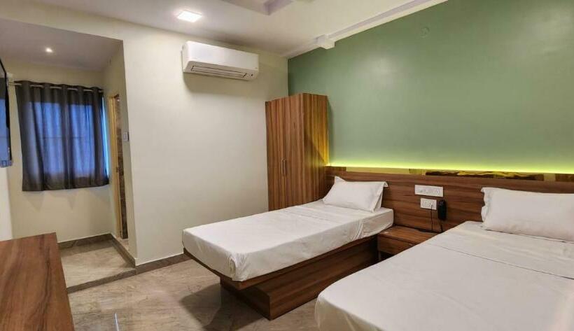 Номер Deluxe, Amulyaa Grand Inn
