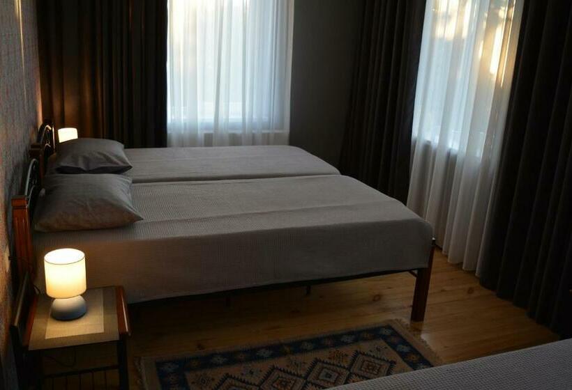 اتاق استاندارد سه تخته با چشم‌انداز باغ, Velio Guest House