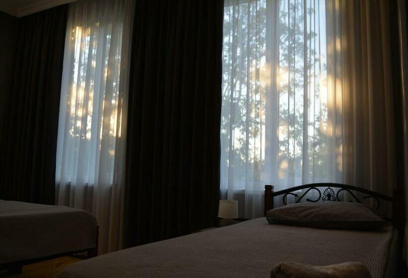 اتاق استاندارد سه تخته با چشم‌انداز باغ, Velio Guest House