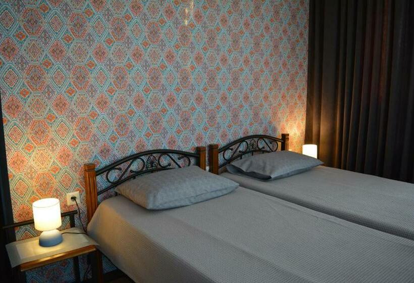 اتاق استاندارد سه تخته با چشم‌انداز باغ, Velio Guest House