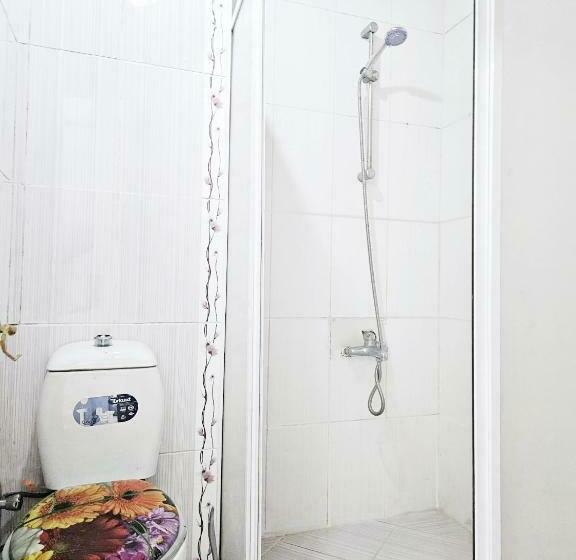 标准间, Clover Flower House Only For Females Zeyti̇nburnu