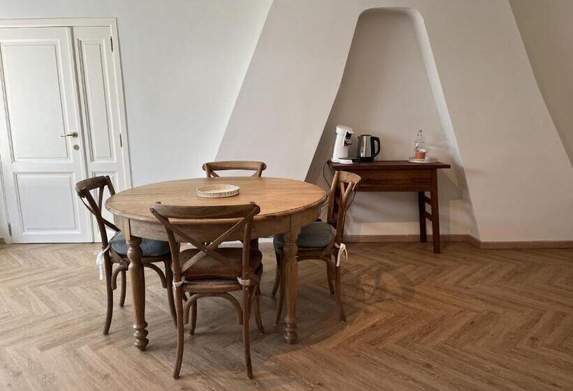 Семейный Номер, Habitat