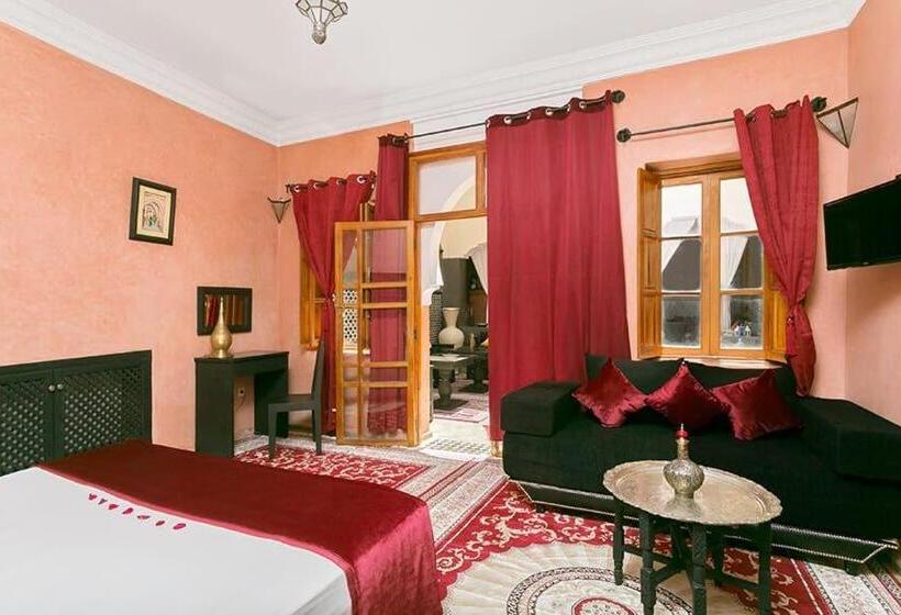 اتاق استاندارد سه نفره, Arabian Riad