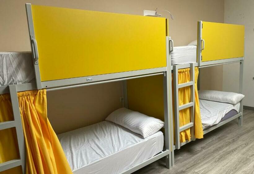 ルームシェアのワンベッド, Hostel Llanes