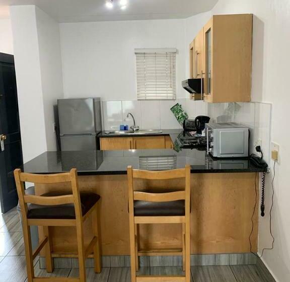 Люкс 2 Спальни, Airport Inn And Suites