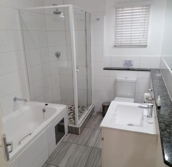 Люкс 2 Спальни, Airport Inn And Suites