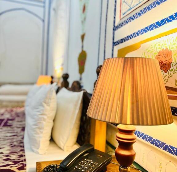 Полулюкс, Komil Bukhara Boutique