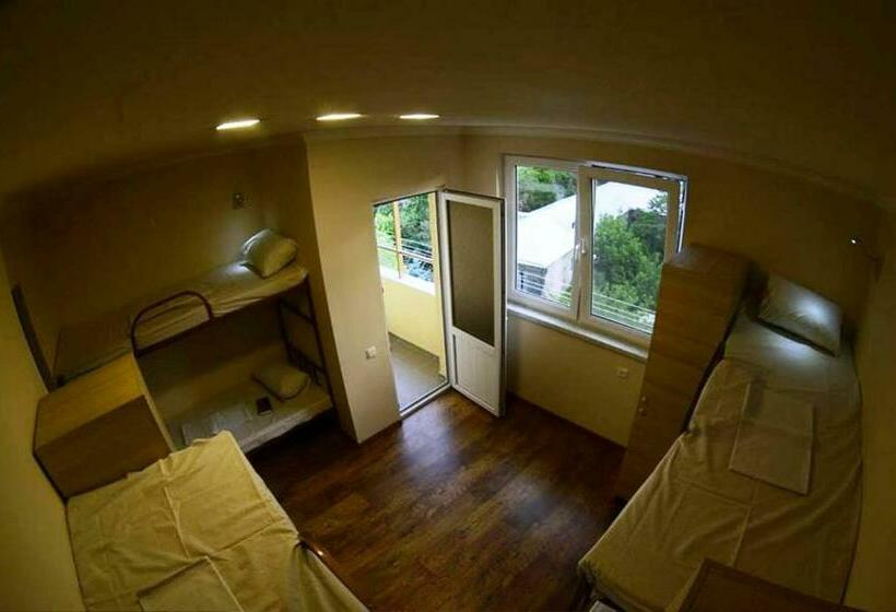 공동 객실, Your Hostel