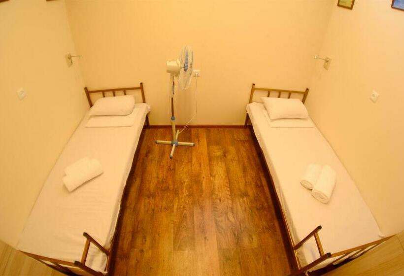 공동 객실, Your Hostel