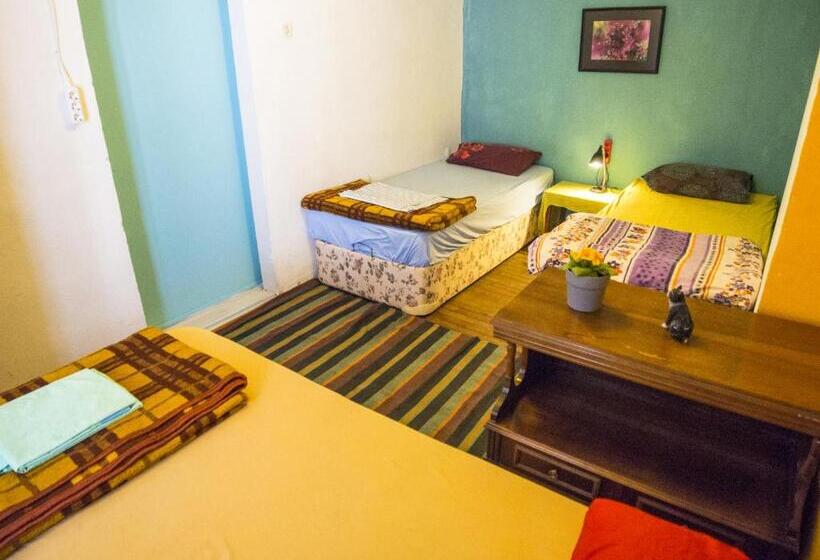 Quarto Familiar Banheiro Compartilhado, Shantihome