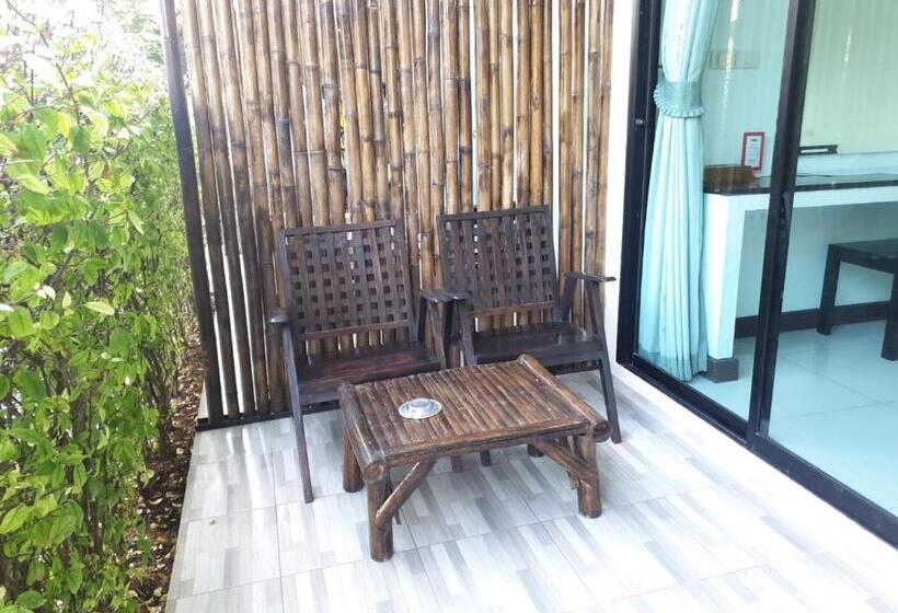 חדר דלוקס נוף בריכה, The Nidhra Boutique Resort