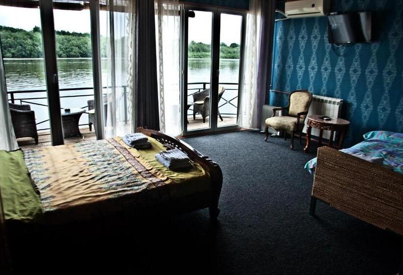 اتاق سه نفره دلوکس با چشم‌انداز دریا, Hostel Otard
