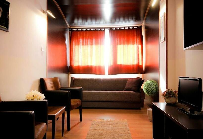 اتاق خانوادگی, Junior