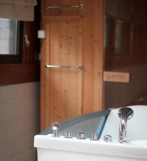 سوئیت با وان آب گرم, Junior