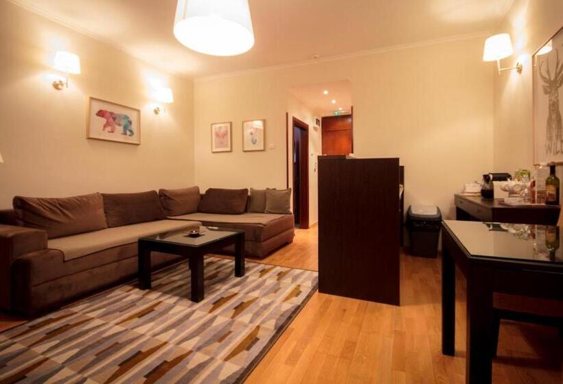 سوئیت با وان آب گرم, Junior