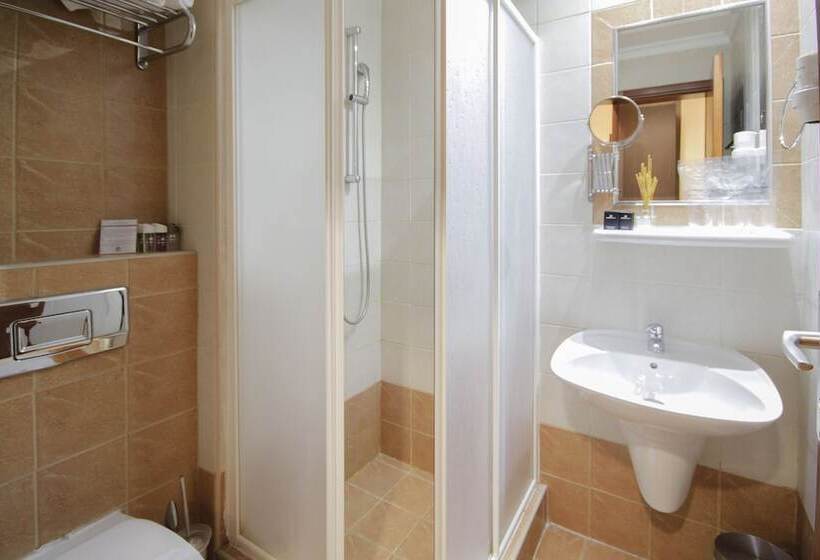 اتاق خانوادگی, Junior