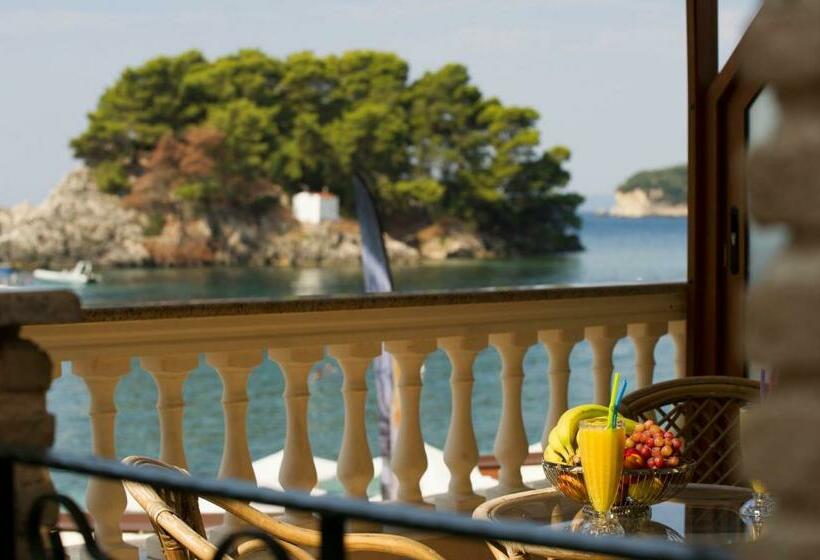 استودیوی استاندارد با چشمانداز دریا, Utopia