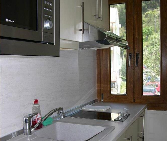 استودیو استاندارد با چشمانداز دریا, Utopia