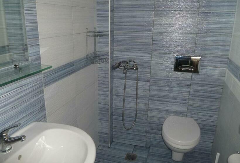Quarto Estandar, Costas & Chrysoula