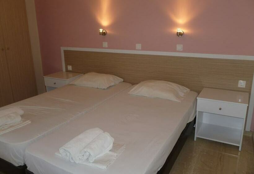 Quarto Estandar, Costas & Chrysoula