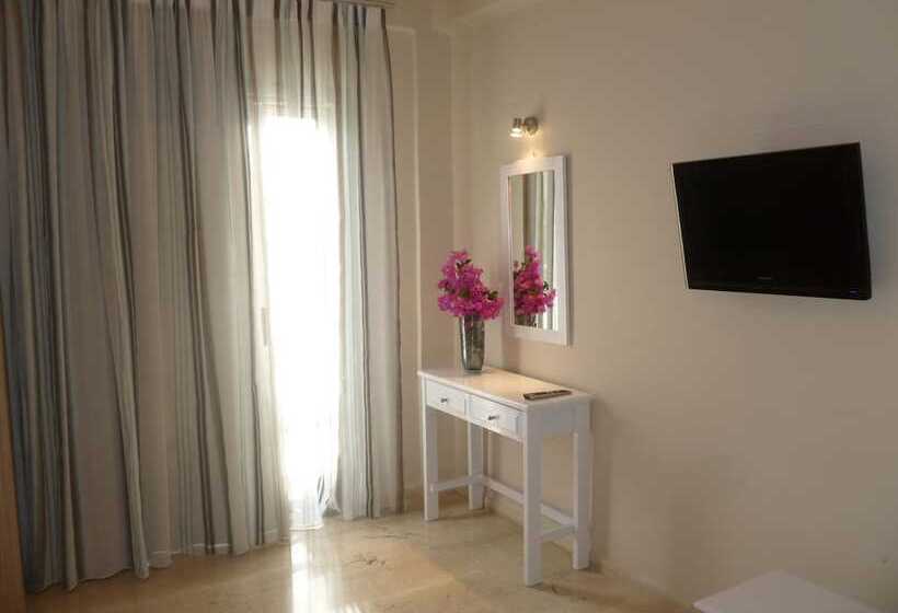 Apartamento 2 Dormitórios, Costas & Chrysoula