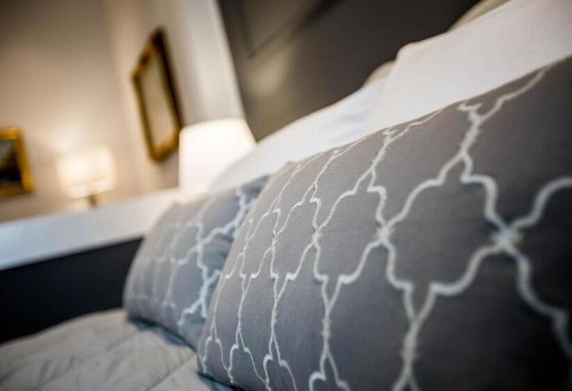 Superior suite with balcony, Arena Suite