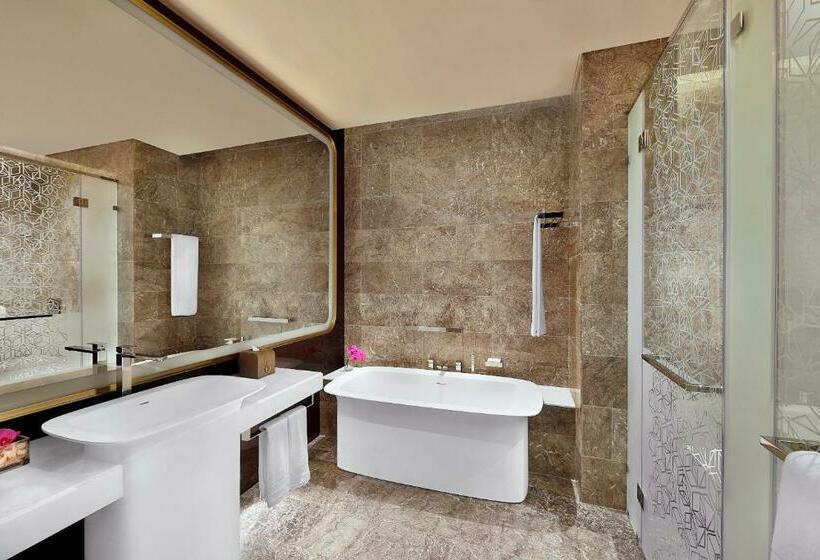 اتاق لوکس با تخت بزرگ, Alrayyan Hotel Doha, Curio Collection By Hilton