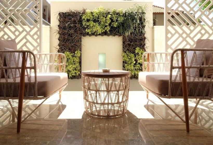 سوئیت جونیور با تراس, The Bandha Hotel & Suites