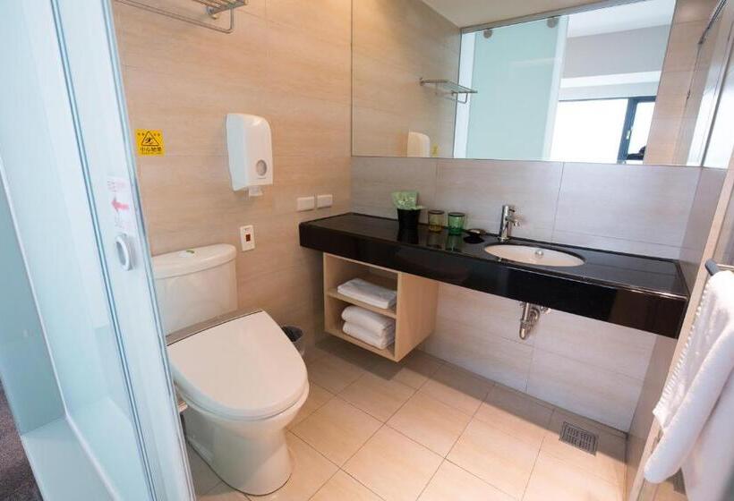 Economy Quadruple Room, Liyaou