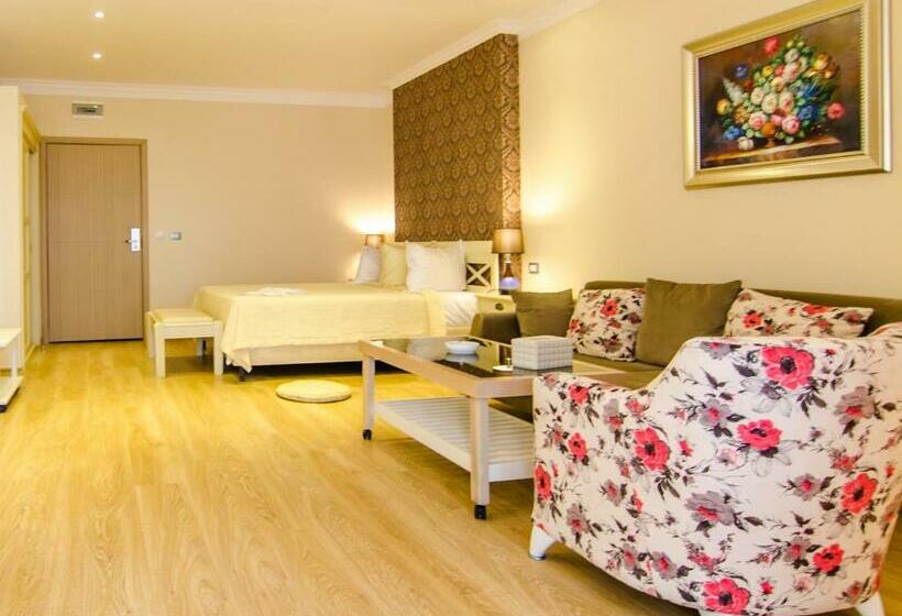 Standard Room with Balcony Side Sea View, Phoenicia Luxury