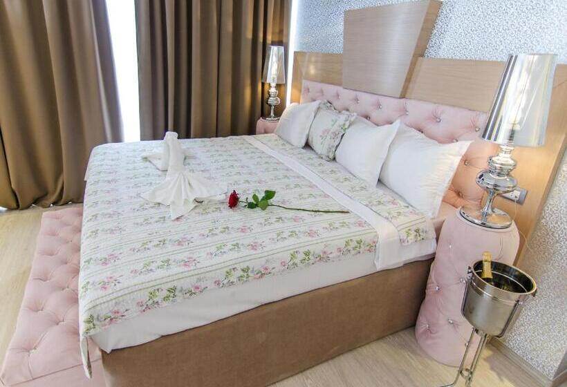 Suite with lake view, Phoenicia Luxury