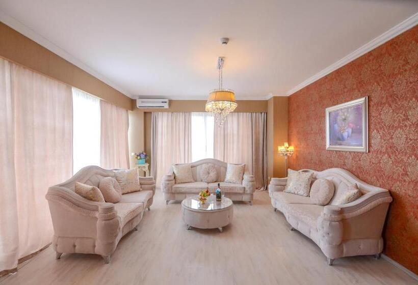 سوییت لوکس, Phoenicia Luxury