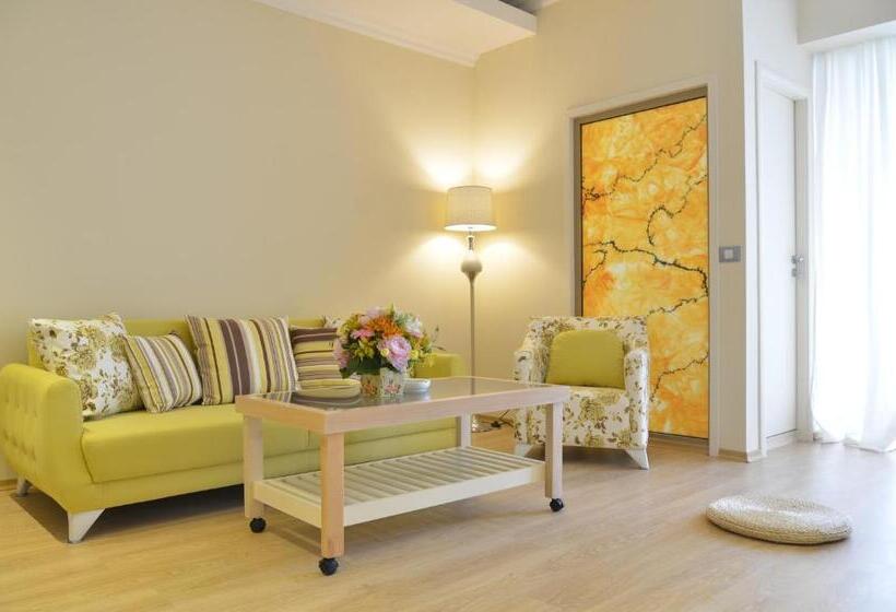 Standard Room with Balcony Side Sea View, Phoenicia Luxury