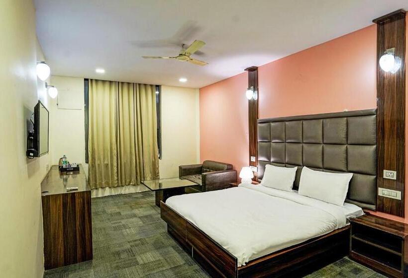 Трехместный Номер Deluxe, Collection O Riveria Resort